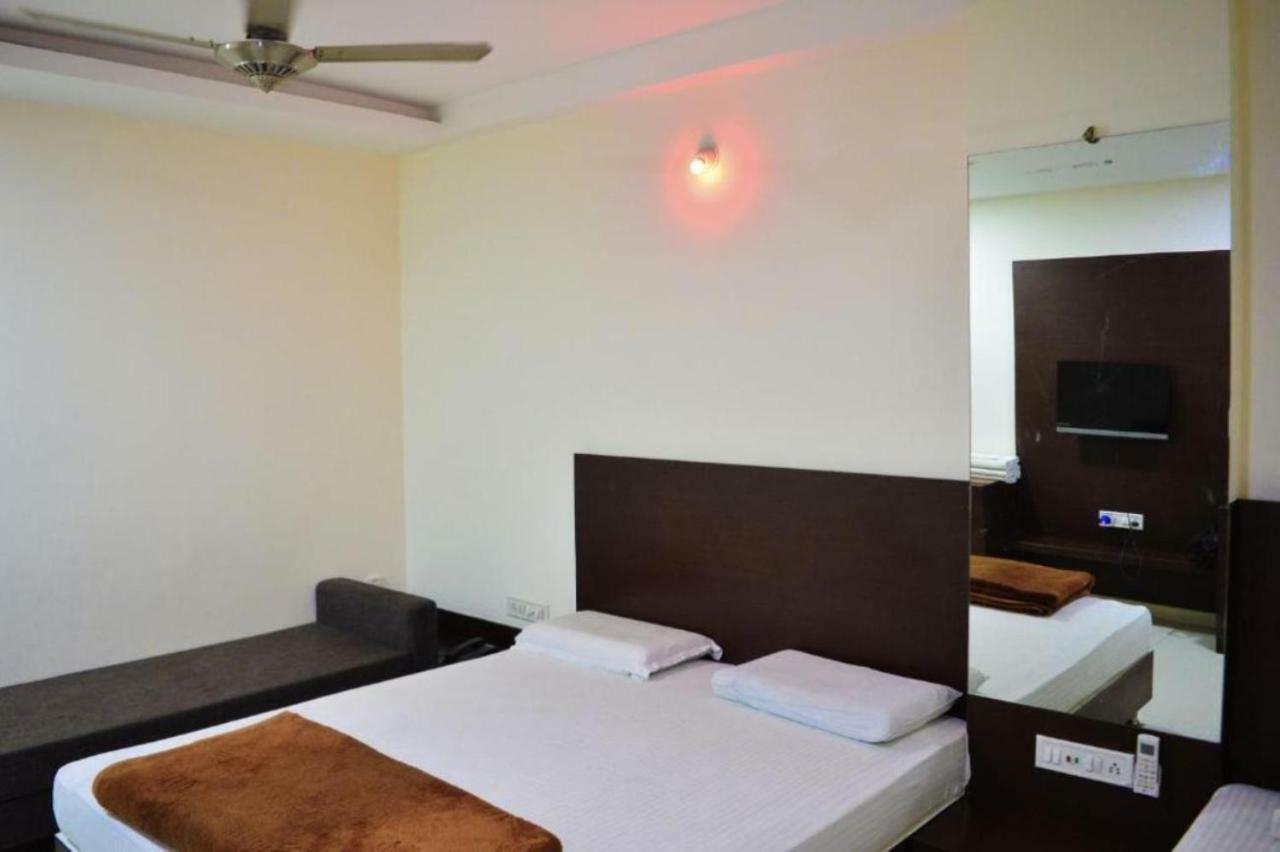 Hotel Maheshwari Avenue Ujjain Exteriör bild
